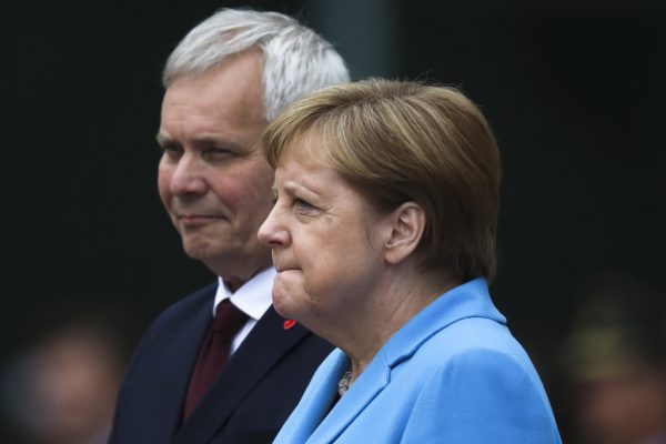 Beim Empfang des finnischen Premierministers zitterte Angela Merkel erneut. Sie versichert: „Es geht mir gut.“ AP
