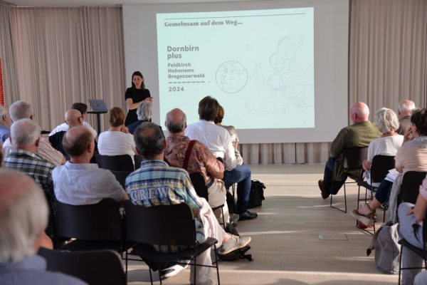 Bettina Steindl und interessierte Bürger. Stadt Dornbirn