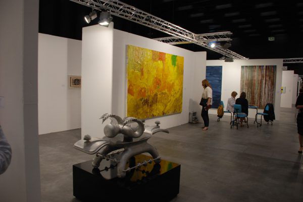 Blick in die Messe, hier zu sehen der Stand der Galerie Elisabeth & Klaus Thoman. Wolfgang Ölz