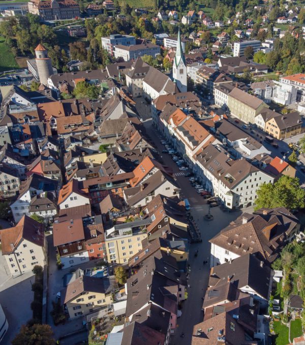 Blick von oben in die Feldkircher Neustadt: Mittlerweile wurden die Autos aus der Gasse verbannt. Hartinger
