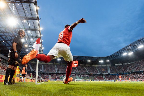 Das Bild von Max Peintner (ganz l.) diente Klaus Littmann (l.) als Inspiration zum Projekt. Normalerweise bedeckt ein Fußballrasen den Boden des Stadions. APA (2)