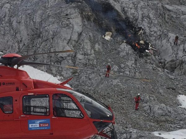Das Flugzeug ging sofort in Flammen auf. Die Rettungskräfte mussten eingeflogen werden. APA