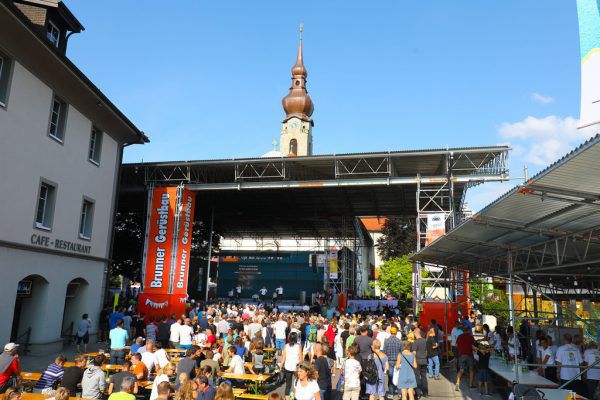 Die Konstruktion der Außenbühne von Brunner am Kirchplatz in Höchst. hartinger