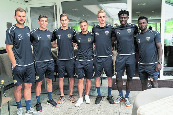Die Neuzugänge der Altacher v.l.: Matthias Maak, Florian Jamnig, Matthias Puschl, Bernd Gschweidl, Daniel Nussbaumer, Ousmane Diakité und Frantz Pangop. Stiplovsek