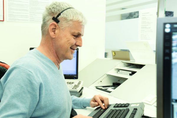Elmar Hämmerle liest Texte am Computer mit Braille-Zeile. DBN