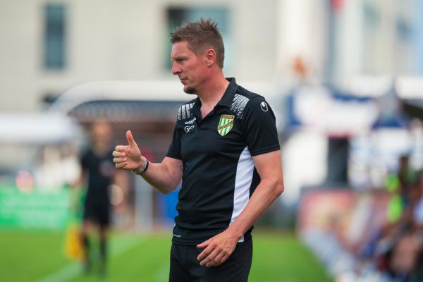 Fünffach-Torschütze Ronivaldo (l.) ist der Erfolgsgarant für die Elf von Trainer Gernot Plassnegger (oben). Stiplovsek, Gepa/Lerch