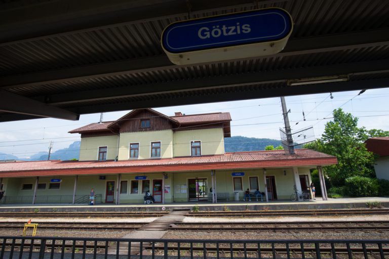 Ein Fahrgast hatte den Polizeieinsatz am Bahnhof Götzis (l.) mitgefilmt (oben). Klaus Hartinger, Screenshot/TikTok