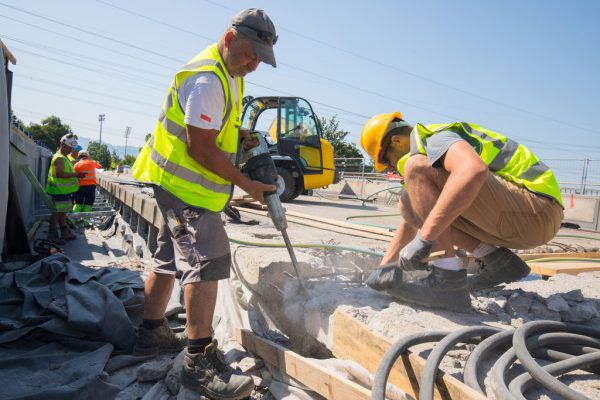 Im Sommer haben die Arbeiter auf Baustellen immer besonders viel zu tun. Hitze erschwert die ohnehin schon harte körperliche Arbeit. Hartinger, Vogis