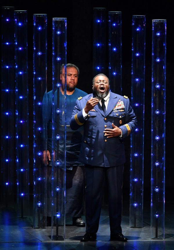Imposantes Bühnenbild für den Salzburger „Idomeneo“. Kleines Bild oben, v.l.: Jonathan Lemalu (Nettuno/La voce) und Russell Thomas (Idomeneo). APA (2)