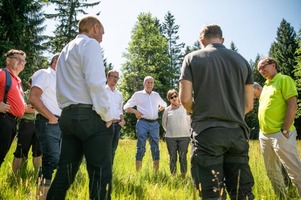 In Krumbach informierte sich Alexander Van der Bellen über den Klimaschutz in der Modellregion Vorderer Bregenzerwald.