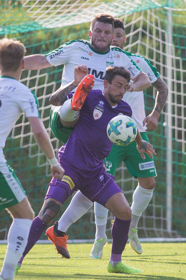 Kevin Bentele jubelte mit Manuel Möß (Nummer 11) über die Führung, am Ende war die Kärntner Übermacht aber zu groß. Steurer (2)