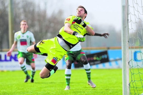 Lauterach-Goalie Marc-Andre Bursac hat oben den Ball im Visier, unten hat ihn Paul Hartmann vom DSV unter Kontrolle.  Stiplovsek, Steurer