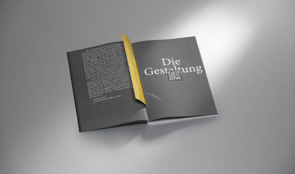 Links Dietmar Eberle, Karin Zumtobel und Sascha Lötscher (v.l.), rechts ein Blick in den Geschäftsbericht. Zumtobel Gruop/Matthias Rhomberg