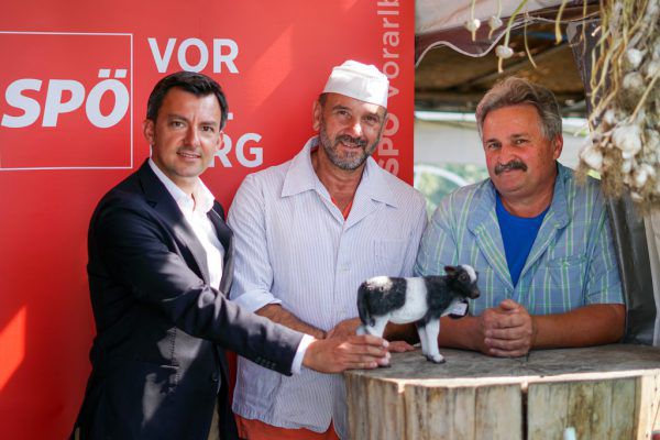 Martin Staudinger, Metzger Benno Feldkircher und Rudi Längle fordern mehr Schlachtungen im Land und Stopp der Kälbertransporte. Lukas Riepler