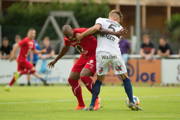 Neuzugang Ousmane Diakité kam in dieser Szene gegen Aaron Kircher zu spät (l.). Ansonsten zeigte der 18-Jährige aus Mali eine starke Leistung. Philipp Netzer und Ygor Carvalho im direkten Duell (o.). Steurer (2)