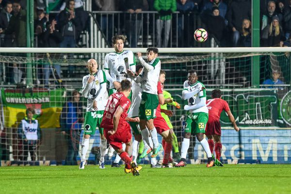 Patrik Eler im Trikot von Wacker Innsbruck bei einem Freistoß gegen Austria Lustenau. Der Slowene verfügt über eine ausgezeichnete Schusstechnik. Gepa/Lerch