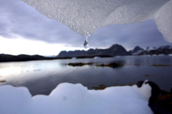 Schmilzt das Eis in Grönland, dann steigt der Meeresspiegel um sieben Meter an. AP Photo/John McConnico