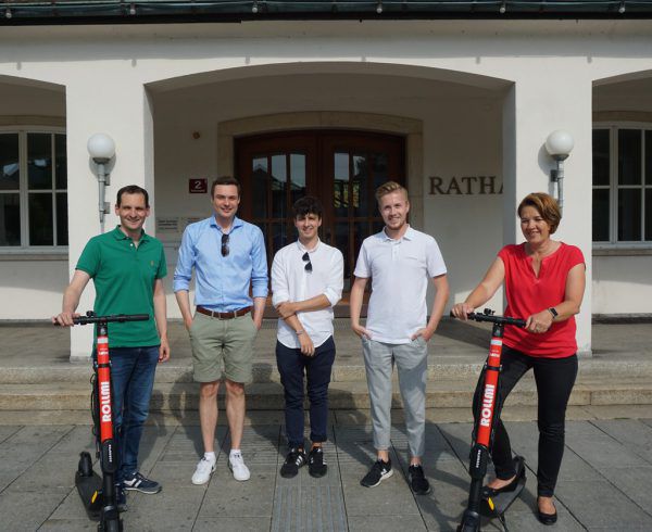 Stadtrat Julian Fässler (ganz links) mit Elias Krevatin (Projektleiter), Jürgen Gunz (Holmi) und Matthias Kalb (Holmi) und Bürgermeisterin Andrea Kaufmann. Dietmar Stiplovsek, Stadt Dornbirn