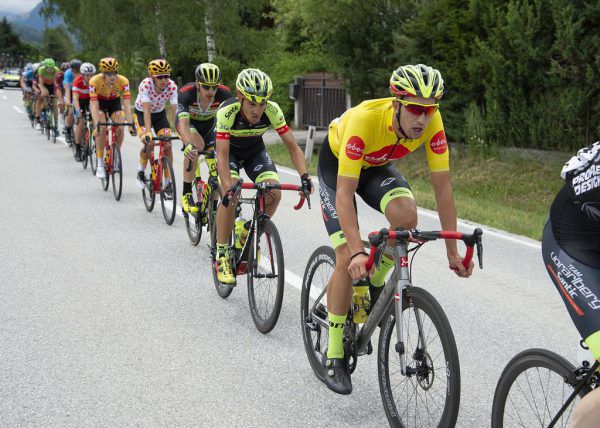 Steimle im gelben Trikot der Ober­österreich-Rundfahrt (l.), mit seinen Teamkollegen und als Fahrer des Teams Wels (r.). Eisenbauer (3), GEPA