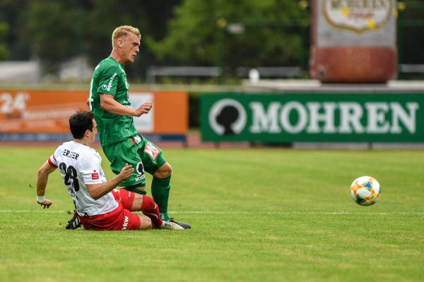 Aaron Kircher ist das Herz des Dornbirner Spiels, gegen Lustenau sah der Linksfuß nach einem harten Einsteigen die gelbe Karte (ganz r.) Stiplovsek (2),  Gepa/Lerch