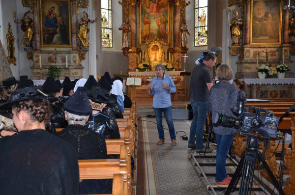 Am 3. August wurde in der Kirche Schoppernau gedreht. Tone Bechter ist im hellblauen Hemd zu sehen. Marianna Moosbrugger (3)