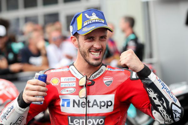 Andrea Dovizioso zeigte Marc Marquez seinen Hinterreifen (l.). Gepa