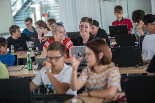 Anna-Katharina und Stan haben Spaß im Code Base Sommercamp. Philipp Steurer (4)
