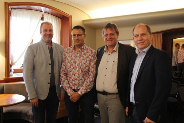 Auch der Kontakt unter den einzelnen Gemeinde-Bewohnern soll mit den „Sehnsuchtsorten“ verstärkt werden. Bild oben, v.l.: Thomas Ludescher, Martin Frohner (kult pur Nüziders), Christoph Thoma und Peter Neier. NEUE/Bludenz kultur
