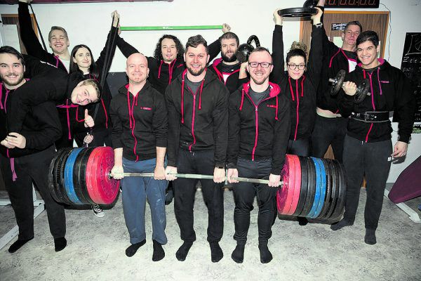 Beim Länderpokal im Powerlifting werden auch neun Frauen an den Start gehen (unten). Andreas Jandorek in der Disziplin Kniebeuge (links). Gleich vier Teams des TS Kennelbach, von Anfängern bis österreichische Meister, sind beim Länderpokal dabei. privat (3)