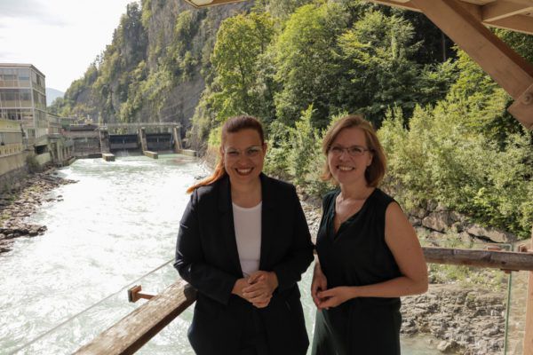 Bessere Rahmenbedingungen für den Einsatz von Photovoltaik­anlagen fordern die grünen Nationalratswahlkandidatinnen Nina Tomaselli (l.) und Leonore Gewessler.  NEUE ARchiv, DIE GrÜNEN