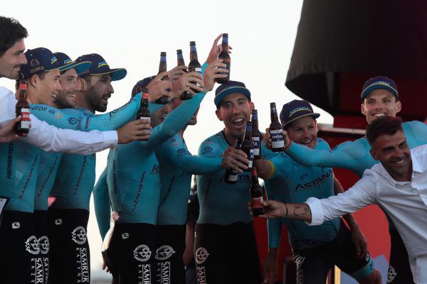 Das Team Astana gönnte sich einen Schluck Bier.APA