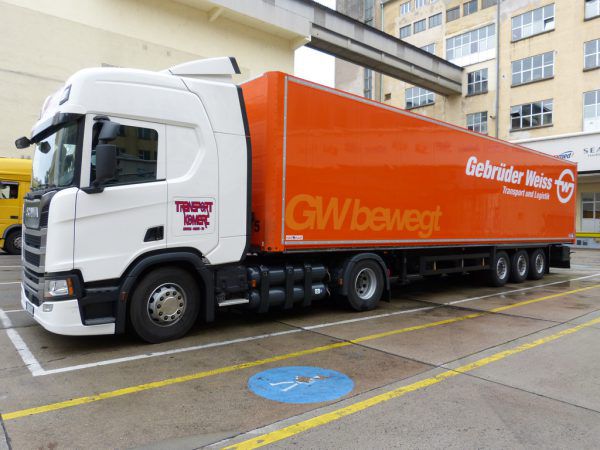 Der Lkw fährt zwischen Wien und Serbien. Gebrüder Weiß