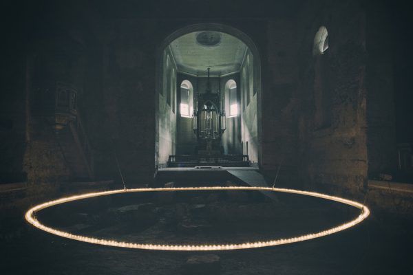 Der Ring mit den Kerzen in der Kirche.  Arno Egger