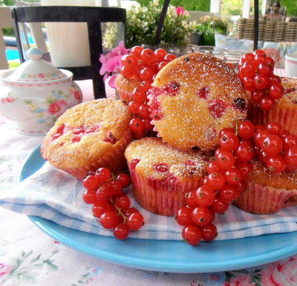 Ein einfaches Rezept mit Johannisbeeren, die die süßen Muffins wundervoll fruchtig und säuerlich ergänzen. Ulrike Hagen