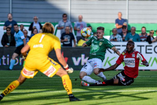 Thomas Mayer (Mitte) und Kennedy Boateng (r.) erzielten im Hinspiel beim 1:1 die Treffer.   Gepa/Lerch