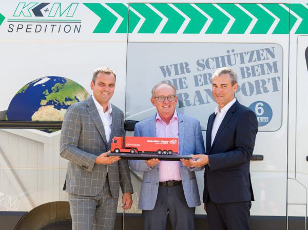 Günter Schmarl (GW), Dietmar Koler (Seniorchef bei KK+M) und Hannes Mayr (GW) unterzeichneten den Vertrag.  Laura Frey/GBW
