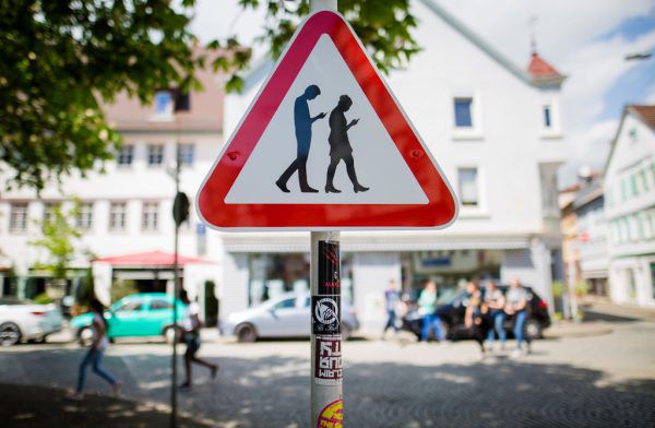 Immer mehr Menschen richten den Blick aufs Handy statt auf die Straße.Christoph Schmidt