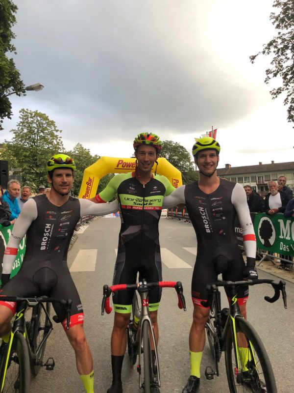 Jannik Steimle (Mitte) mit Jonas ­Schmeiser (l.) und Dario Rapps (r.). APA