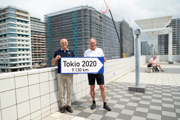 Karl Stoß und Peter Mennel vor dem Dorf in Tokio