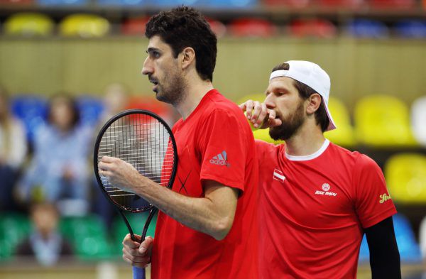 Philipp Oswald als Einzelspieler 2008 (ganz l.) und im Davis Cup mit Dominic Thiem (l.) und Jürgen Melzer (r.). AP, Gepa (2)