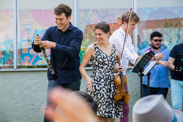 Rechts: Ausgelassene Stimmung beim Kinderkonzert 2018. Oben: Die Band Belle Fin spielt am Freitag.Hirschbühl Fotografie (1)/ www.stefanjoham.com (1)