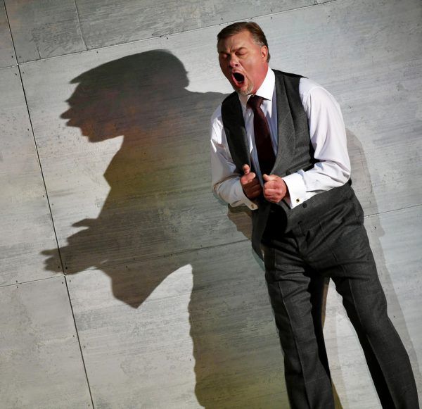 René Pape in „Simon Boccanegra“. Links: Marcel Beekman in „Orphée aux enfers“. 
