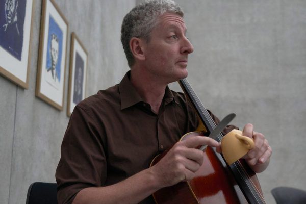 Roland Schueler benutzte nicht immer sein Violoncello zur Klangerzeugung. Bregenzer Festspiele/Anja Köhler
