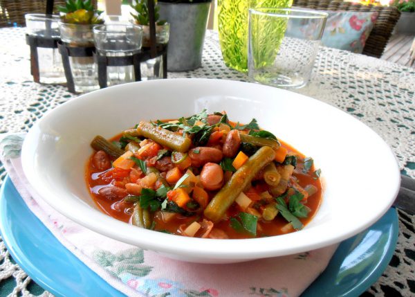Ulrikes Tipp für das mediterrane Bohnenragout: Als Variante können auch noch schwarze Oliven mit dem Spinat zum Ragout gegeben werden. Ulrike Hagen