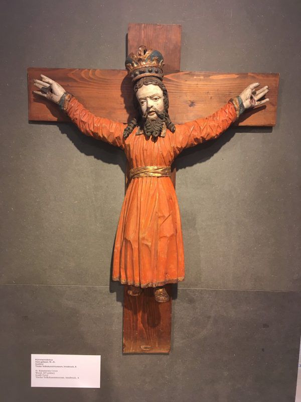 Verschiedenste Darstellungen, ob auf Papier oder als Holzkreuz, sind in der Ausstellung zu sehen. Oben: Kümmerniskreuz aus dem 16. Jahrhundert aus Südtirol. Lisa kammann (2)