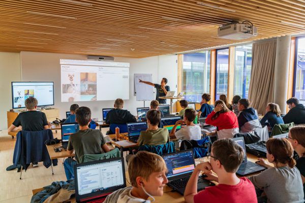 Viel zu lernen gibt es für die Jugendlichen beim Code Base Camp. Dabei werden sie von Experten tatkräftigt unterstützt. Dietmar Stiplovsek (3)