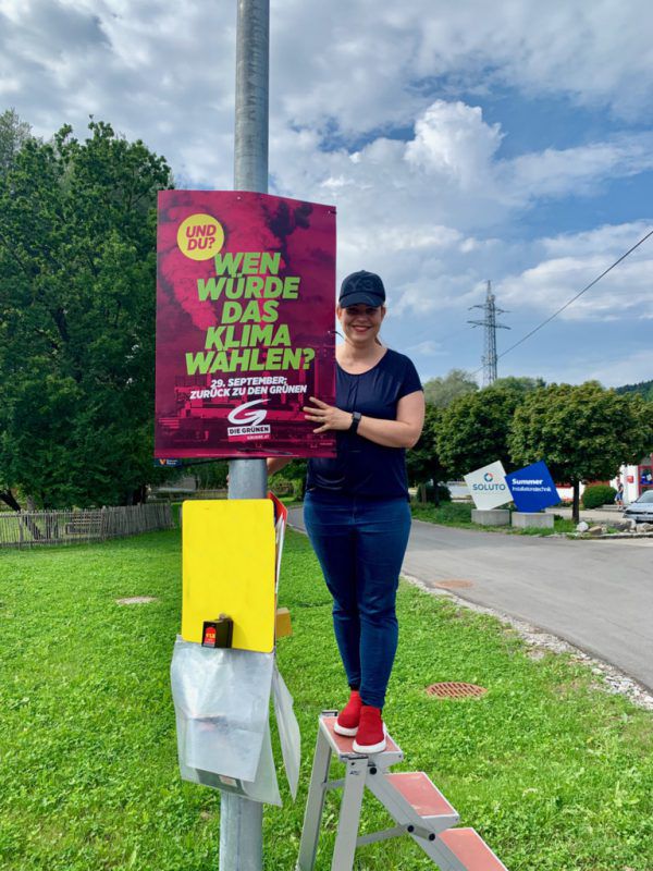 Am Sonntag wurden die ersten Plakate installiert. Grüne