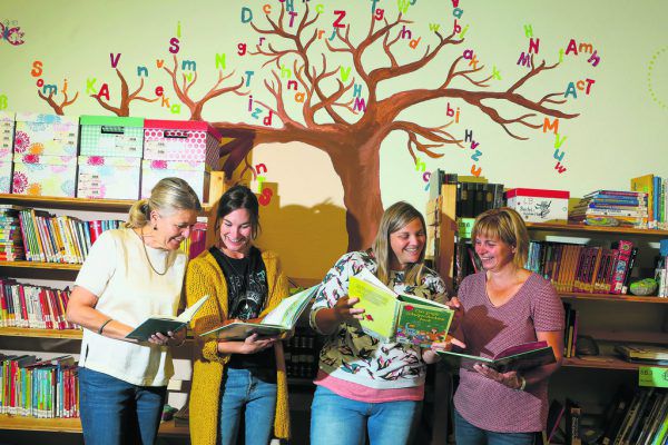Das komplette Lehrerteam samt Direktorin Ingrid Thöny (l.).