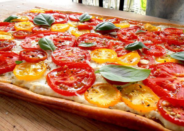 Die Tarte schmeckt wundervoll zum Aperitif, aber auch als kleine Vorspeise oder Snack mit einem bunten Blattsalat richtig lecker. Ulrike Hagen