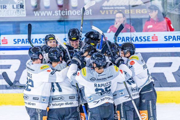Dornbirn feiert in der Tiwag-Arena das Siegtor von Emil Romig.  GEPA